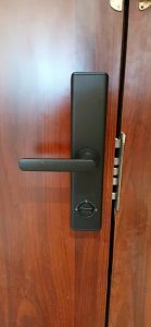 Khóa- Điện-tử-vũng-tàu-lumi-khóa-vân-tay-cửa-gỗ