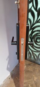 Khóa- Điện-tử-vũng-tàu-lumi-khóa-vân-tay-cửa-gỗ 2